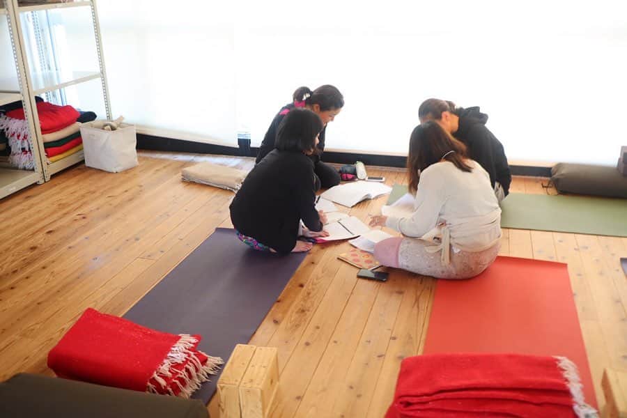 菅井悦子さんのインスタグラム写真 - (菅井悦子Instagram)「@utlyoga にて四日間開催されたマタニティヨガティーチャートレーニング。 こんなにも熱く、 心優しくなる時間を過ごせたのも、参加された皆さんの情熱的なシェアがあったからこそ、と思っています。 泣いて（涙腺崩壊😭）笑って、考えて…。 様々な経験をさせて頂いた大変貴重な時間でした。 ｰ 伝える側として、まだまだ至らぬ点ばかりの私。 もう一人の担当講師、 @yuukagazzo ゆうかさんに沢山助けてもらいました。 ｰ みなさん、ほんとにほんとに、ありがとうございました！  次回開催時には、もーっとパワーアップさせて行きたいと思いますので、日程確定しましたら、告知いたしますね！  みなさま、本当にありがとうごさまいました！  @utlyoga  #マタニティティーチャートレーニング」2月21日 17時36分 - etsuko313