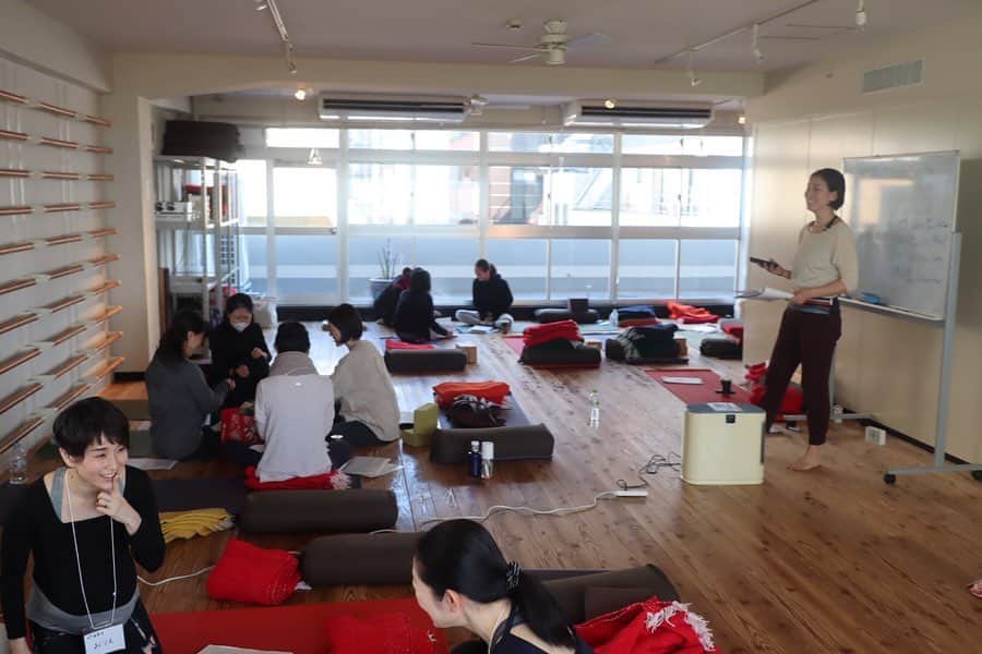 菅井悦子さんのインスタグラム写真 - (菅井悦子Instagram)「@utlyoga にて四日間開催されたマタニティヨガティーチャートレーニング。 こんなにも熱く、 心優しくなる時間を過ごせたのも、参加された皆さんの情熱的なシェアがあったからこそ、と思っています。 泣いて（涙腺崩壊😭）笑って、考えて…。 様々な経験をさせて頂いた大変貴重な時間でした。 ｰ 伝える側として、まだまだ至らぬ点ばかりの私。 もう一人の担当講師、 @yuukagazzo ゆうかさんに沢山助けてもらいました。 ｰ みなさん、ほんとにほんとに、ありがとうございました！  次回開催時には、もーっとパワーアップさせて行きたいと思いますので、日程確定しましたら、告知いたしますね！  みなさま、本当にありがとうごさまいました！  @utlyoga  #マタニティティーチャートレーニング」2月21日 17時36分 - etsuko313