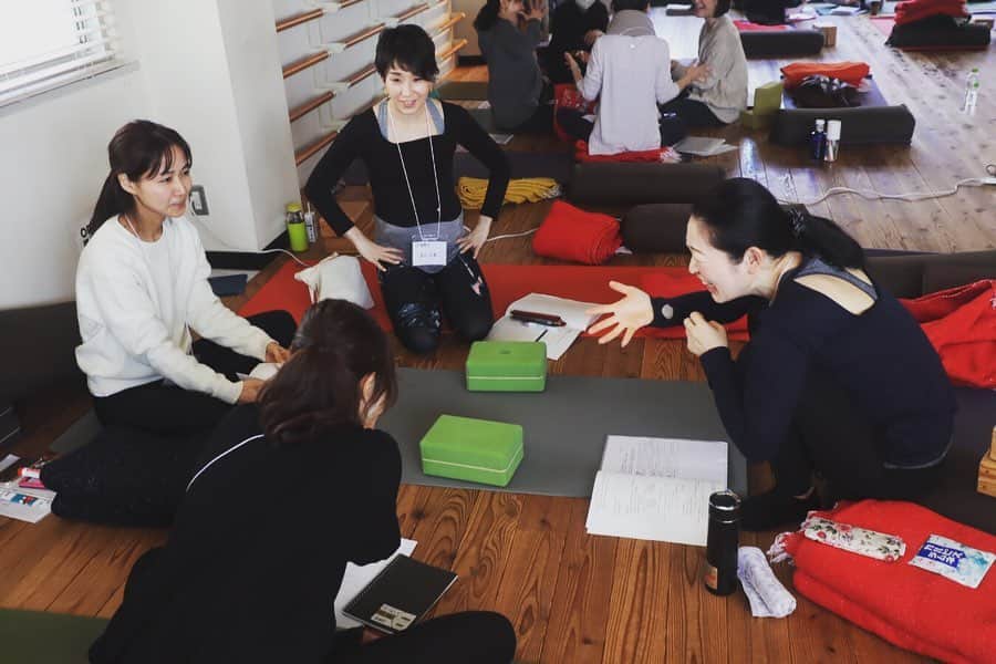 菅井悦子さんのインスタグラム写真 - (菅井悦子Instagram)「@utlyoga にて四日間開催されたマタニティヨガティーチャートレーニング。 こんなにも熱く、 心優しくなる時間を過ごせたのも、参加された皆さんの情熱的なシェアがあったからこそ、と思っています。 泣いて（涙腺崩壊😭）笑って、考えて…。 様々な経験をさせて頂いた大変貴重な時間でした。 ｰ 伝える側として、まだまだ至らぬ点ばかりの私。 もう一人の担当講師、 @yuukagazzo ゆうかさんに沢山助けてもらいました。 ｰ みなさん、ほんとにほんとに、ありがとうございました！  次回開催時には、もーっとパワーアップさせて行きたいと思いますので、日程確定しましたら、告知いたしますね！  みなさま、本当にありがとうごさまいました！  @utlyoga  #マタニティティーチャートレーニング」2月21日 17時36分 - etsuko313