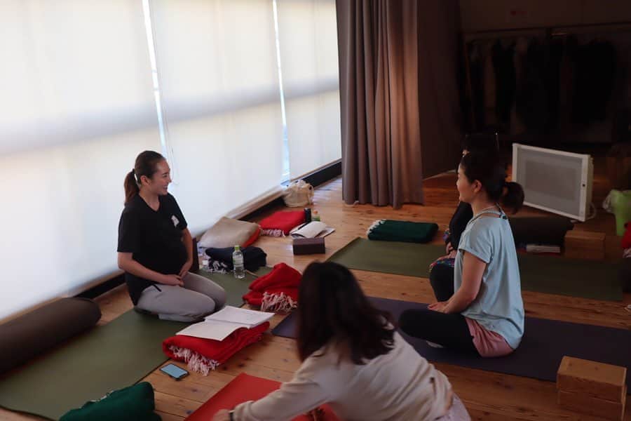菅井悦子さんのインスタグラム写真 - (菅井悦子Instagram)「@utlyoga にて四日間開催されたマタニティヨガティーチャートレーニング。 こんなにも熱く、 心優しくなる時間を過ごせたのも、参加された皆さんの情熱的なシェアがあったからこそ、と思っています。 泣いて（涙腺崩壊😭）笑って、考えて…。 様々な経験をさせて頂いた大変貴重な時間でした。 ｰ 伝える側として、まだまだ至らぬ点ばかりの私。 もう一人の担当講師、 @yuukagazzo ゆうかさんに沢山助けてもらいました。 ｰ みなさん、ほんとにほんとに、ありがとうございました！  次回開催時には、もーっとパワーアップさせて行きたいと思いますので、日程確定しましたら、告知いたしますね！  みなさま、本当にありがとうごさまいました！  @utlyoga  #マタニティティーチャートレーニング」2月21日 17時36分 - etsuko313