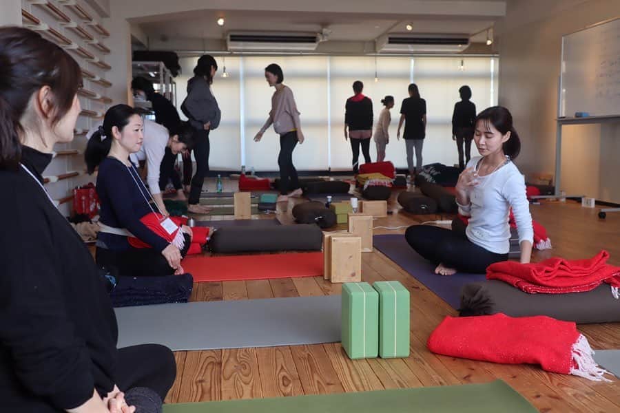 菅井悦子さんのインスタグラム写真 - (菅井悦子Instagram)「@utlyoga にて四日間開催されたマタニティヨガティーチャートレーニング。 こんなにも熱く、 心優しくなる時間を過ごせたのも、参加された皆さんの情熱的なシェアがあったからこそ、と思っています。 泣いて（涙腺崩壊😭）笑って、考えて…。 様々な経験をさせて頂いた大変貴重な時間でした。 ｰ 伝える側として、まだまだ至らぬ点ばかりの私。 もう一人の担当講師、 @yuukagazzo ゆうかさんに沢山助けてもらいました。 ｰ みなさん、ほんとにほんとに、ありがとうございました！  次回開催時には、もーっとパワーアップさせて行きたいと思いますので、日程確定しましたら、告知いたしますね！  みなさま、本当にありがとうごさまいました！  @utlyoga  #マタニティティーチャートレーニング」2月21日 17時36分 - etsuko313