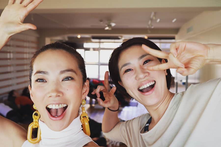 菅井悦子さんのインスタグラム写真 - (菅井悦子Instagram)「@utlyoga にて四日間開催されたマタニティヨガティーチャートレーニング。 こんなにも熱く、 心優しくなる時間を過ごせたのも、参加された皆さんの情熱的なシェアがあったからこそ、と思っています。 泣いて（涙腺崩壊😭）笑って、考えて…。 様々な経験をさせて頂いた大変貴重な時間でした。 ｰ 伝える側として、まだまだ至らぬ点ばかりの私。 もう一人の担当講師、 @yuukagazzo ゆうかさんに沢山助けてもらいました。 ｰ みなさん、ほんとにほんとに、ありがとうございました！  次回開催時には、もーっとパワーアップさせて行きたいと思いますので、日程確定しましたら、告知いたしますね！  みなさま、本当にありがとうごさまいました！  @utlyoga  #マタニティティーチャートレーニング」2月21日 17時36分 - etsuko313