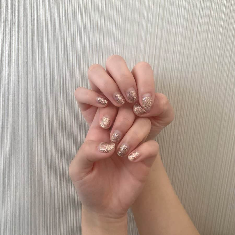 斉藤真木子さんのインスタグラム写真 - (斉藤真木子Instagram)「💅 エコパコンサート用ネイルが見たい！と いくつもお声を頂いていたのですが、 遅くなっちゃってごめんなさい…😢♡ コンサート仕様でキラキラのホロにしました🌟 もう爪がかなり伸びちゃったけれど、 一枚も剥がれることなく何とか保ってます！ ネイルシールって本当に簡単で最高〜☺️🌈 4枚目はコンサート当日、暗闇で撮りました！ ギラギラ半端ない！今見てもアガる！！！🥺❤️」2月21日 17時46分 - saitomakiko628