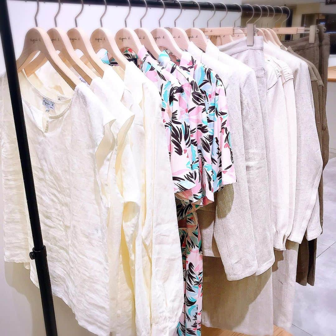 daimarusapporoさんのインスタグラム写真 - (daimarusapporoInstagram)「【レディスの洋服のお取り扱いがスタート✨〈アニエスベー〉】 ﻿ ﻿ バッグやレザープロダクツを展開してきた〈アニエスベーボヤージュ〉にレディスの洋服が加わりました😊﻿ ﻿ より豊富なラインアップになって〈アニエスベー〉としてリニューアルオープンし、 洋服から小物までトータルコーディネートをお楽しみいただけるようになりました✨﻿ ﻿ 定番のプレッションカーディガン(写真2枚目)も豊富なカラーバリエーションで登場！素材違いもあります♪ ﻿ また、店員さんおすすめの、今時期から着られる麻素材のシリーズ(写真3枚目)も注目のアイテム❣️﻿ ﻿ 春夏服に使用されることの多い麻素材ですが、フランスでは冬でも麻素材の洋服が着られているようで、フランス発ブランドの〈アニエスベー〉ならではの、いち早く麻素材を楽しんでいただけるシリーズになっています！﻿ ﻿ 小物も充実しており、マーガレットをイメージした春らしいバッグ(写真5枚目)や、人気のミニウォレットもお取り扱いしております♪﻿ ﻿ 定番アイテムから新作まで、さまざまなアイテムがそろっていますので、ぜひ店頭でご覧ください🥰﻿ ﻿ ﻿ ・5階〈アニエスベー〉﻿ ﻿ ﻿ ﻿ ﻿ ﻿  #アニエスベー  #アニエスベーボヤージュ  #アニエスベー財布  #大丸札幌」2月21日 17時47分 - daimarusapporo