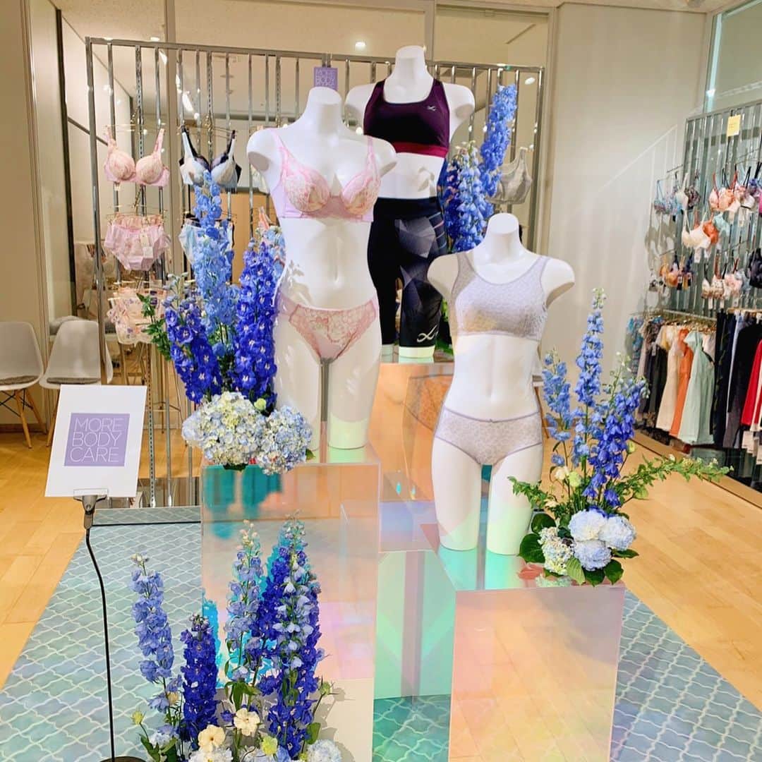 中城あすかさんのインスタグラム写真 - (中城あすかInstagram)「‪@wacoal.jp さんの春夏展示会へお邪魔してきました👙‬ . ‪新商品の「重力に負けないバストケアブラ」のつけ心地がすごく軽くてビックリ！‬ 無重力の状態を作り上げてくれるんだって！ . ‪昼、夜、スポーツ、シーン別にケアする事が大事だそうです🧐 .‬ ‪水着のラインナップも可愛かった🌺‬ . #wacoal #bra #バストケア #バストケアブラ #昼のバストケア #ワコール #ブラ #下着 #SS #SS展示会 #春夏 #ワコールSS」2月21日 17時40分 - asukanakajo
