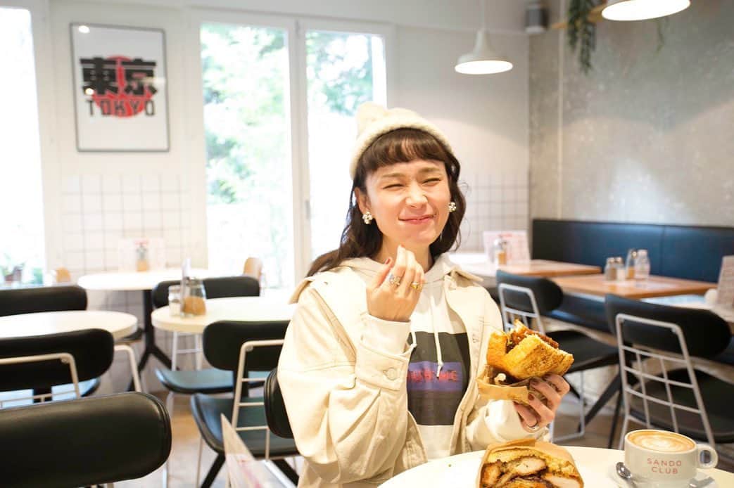 山野ゆりのインスタグラム：「👗×🍞の連載がストーリーとプロフィール画面からも飛べるので是非見て下さい♡サンドイッチ屋さんでカジュアルコーデを作りました🥪毎回企画から参加する楽しい撮影なんですが、もし何か「パンとファッションでこういう企画やったらどう？？」みたいな意見があったら是非教えて下さい♡ 👉 https://stylevoice.com/Form/Story/StoryDetail.aspx?stid=ST00000396  今日現場のスタッフさんに韓国土産にTARTINE BAKERYのブラウニー頂いた🥺嬉しい♡韓国も勿論なのだけど、タルティーンの本場サンフランシスコへも行ってみたいな✈️ #パン#サンドイッチ#🍞#🥪#tartinebakery #韓国」