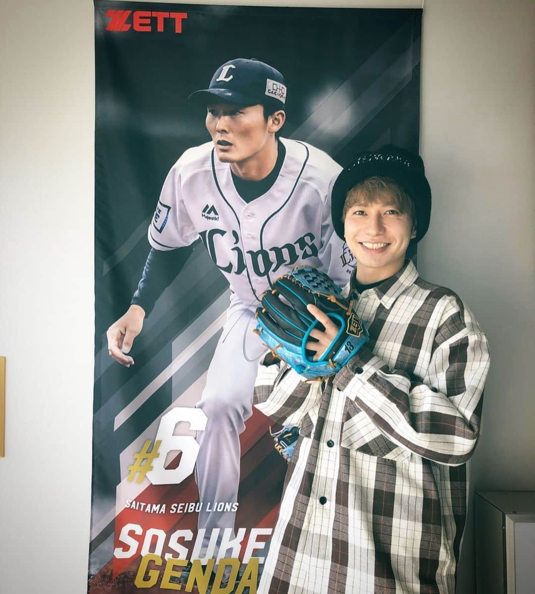 武田航平さんのインスタグラム写真 - (武田航平Instagram)「@zettbaseball_jp  ZETTさんにて。 ジャイアンツの西村健太朗くんの紹介で、内野手ということで 源田選手モデルでオーダーして作っていただきました！ うん！ 最高のグローブができました。 ZETTさんありがとありがとうございます。 ジャイアンツのお仕事がんばります！ そして そんな月刊ジャイアンツ発売中！ 次の投稿でまた写真載せますね〜。 今回はなんと…！？ とあるカリスマのもとへと行ってきました♪ #zett #baseball #野球 #西村健太朗 #グローブ #源田壮亮  #月刊ジャイアンツ #grider #samurai たしかに気づいたら ブリザードカラーだ！」2月21日 17時55分 - kouhei_takeda.official