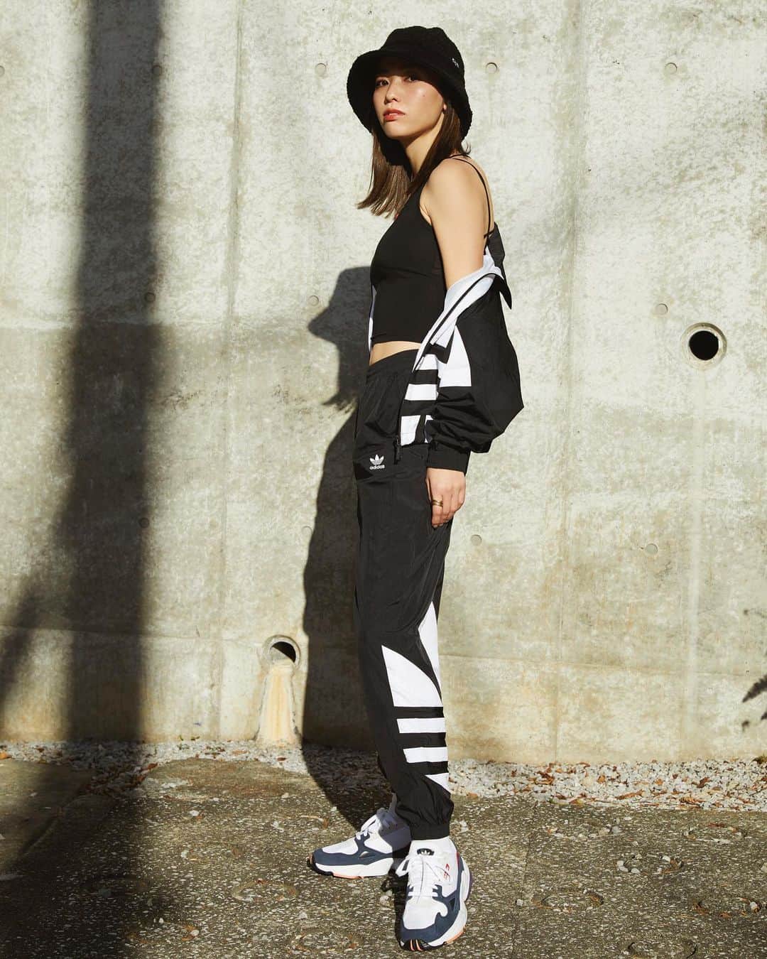 岩崎志保さんのインスタグラム写真 - (岩崎志保Instagram)「@abc_mart_japan × @adidasoriginals  3つのシューズに合わせて私物でコーディネート組みました！ あえて全部違うテイストにしてみたよ。 ABCマートのサイト内で詳細チェックしてみてね。 みんなはどれが好き？👗👟💜 📸 by @nbk_613 . .  #abcmart #adidasoriginals #adidas #FALCON #adidasSLEEK #SAMBAROSE #abcマート #アディダスオリジナルス #アディダス #ファルコン #アディダススリーク #サンバローズ」2月21日 17時52分 - shihoiwazaki