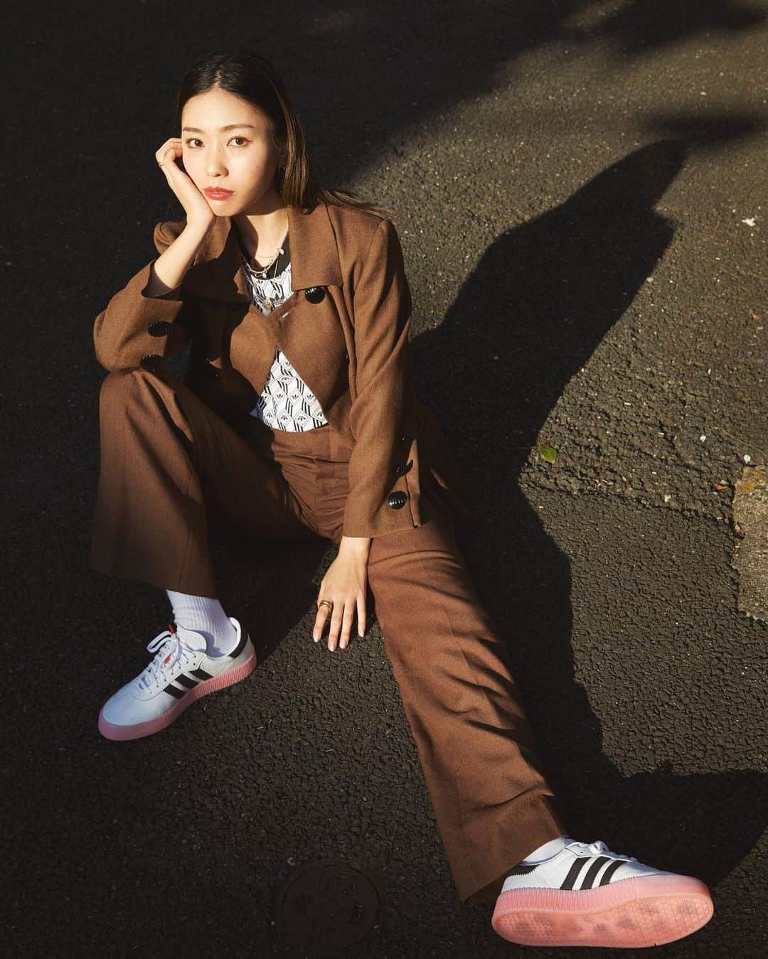 岩崎志保のインスタグラム：「@abc_mart_japan × @adidasoriginals  3つのシューズに合わせて私物でコーディネート組みました！ あえて全部違うテイストにしてみたよ。 ABCマートのサイト内で詳細チェックしてみてね。 みんなはどれが好き？👗👟💜 📸 by @nbk_613 . .  #abcmart #adidasoriginals #adidas #FALCON #adidasSLEEK #SAMBAROSE #abcマート #アディダスオリジナルス #アディダス #ファルコン #アディダススリーク #サンバローズ」