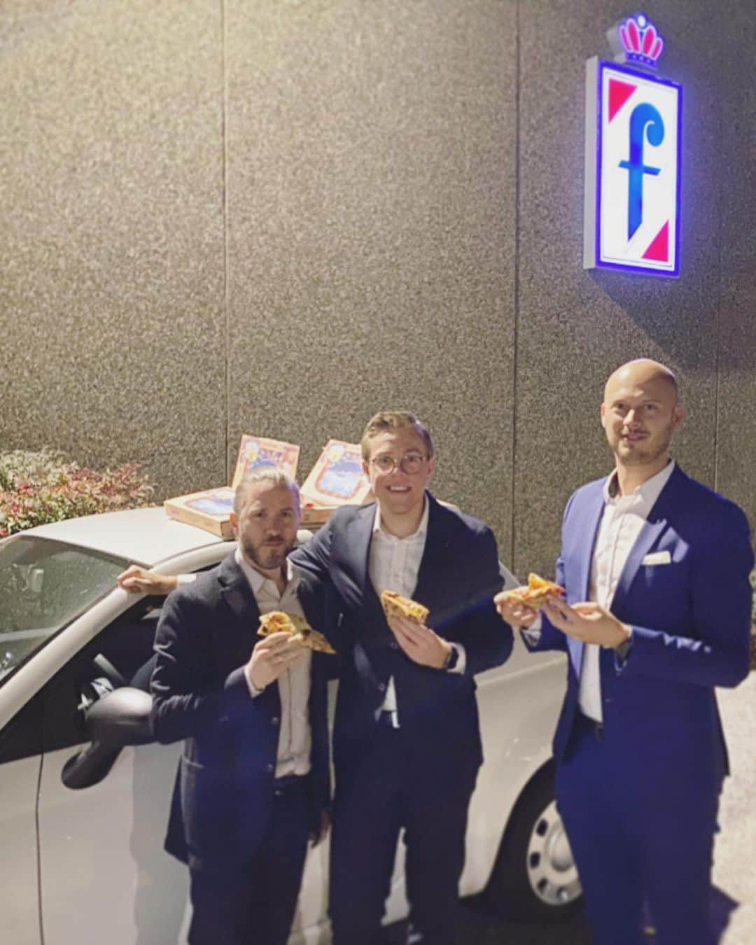 ニック・ハイドフェルドのインスタグラム：「It’s Italy 🇮🇹 when you have a Pizza, on top of a Fiat Cinquecento, in front of Pininfarina ❤️ Yesterday night after a long productive day with @automobilipininfarinaofficial and some more work to do; and everyone too hungry . . . . #italy #pizza #cinquecento #fiatcinquecento #pininfarina #highlights #instyle #doingitinstyle #wheninitaly」