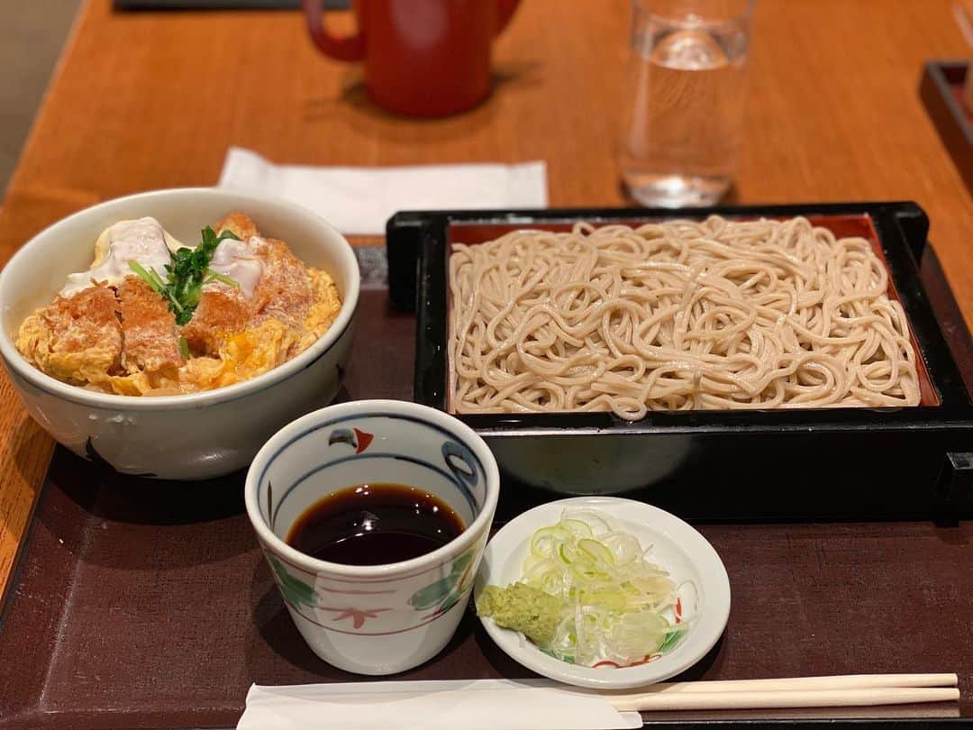 のインスタグラム：「羽田空港の蕎麦屋 #カツ丼 昼はあったかい蕎麦だったから夜は冷たい蕎麦にした」