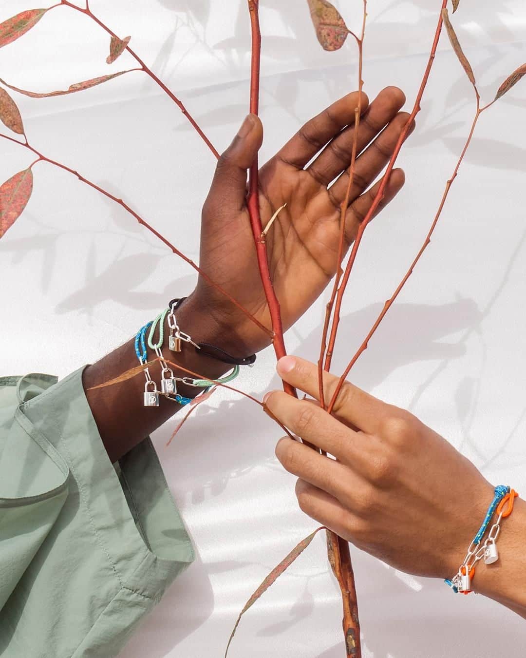 ルイ・ヴィトンさんのインスタグラム写真 - (ルイ・ヴィトンInstagram)「#MAKEAPROMISE with #LouisVuitton. For the first time, #VirgilAbloh added his signature touch to the Silver Lockit bracelet in support of @UNICEF. Discover the new designs via link in bio.  UNICEF does not endorse any company, brand, product or service.」2月21日 18時00分 - louisvuitton