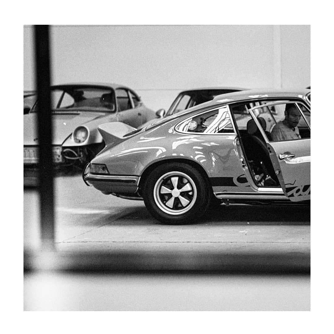 アンドレ・ロッテラーのインスタグラム：「Who from you guys was born in 1973?  @porsche 911 Carrera RS 2.7 #carrerars27 #porsche911 @rvclassic」