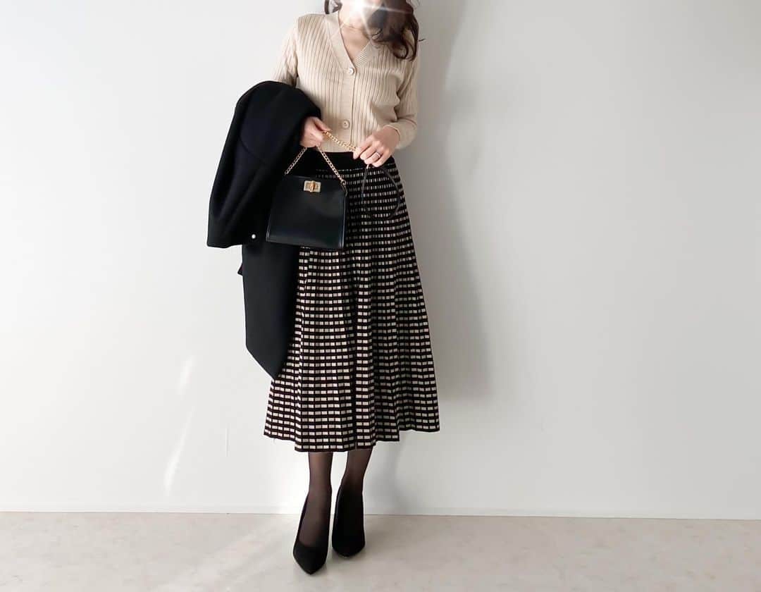 Umyさんのインスタグラム写真 - (UmyInstagram)「・ ・ スクエアパターンのスカートを主役にベージュ×ブラック配色コーデ✾ ・  シンプルなのに女性らしいリブニット◡̈ ☑︎50%OFFクーポンで3,190円→1,595円♪ ・  詳しくはブログに載せてます✎ http://ameblo.jp/yumy-shanghai/ ・ #トレンド#フェミニン#カーディガン#ニット#コンパクトリブニットカーディガン#ママコーデ#平均身長コーデ#pr#fifth #fifthtl#フィフス @fifth_store #バッグ#BAG#バンブーモチーフミニチェーンショルダー #EditSheen#エディットシーン @editsheen_store」2月21日 18時08分 - umy.umy.umy
