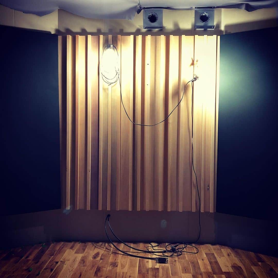 美濃隆章さんのインスタグラム写真 - (美濃隆章Instagram)「コントロールルームの壁パネルと床は出来た！！ 天井はまだだけど、、、 プースも、、、 #DIYスタジオ工事 #美濃防音」2月21日 18時09分 - takaakimino