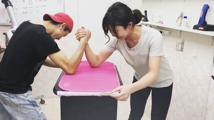のインスタグラム：「﻿ ﻿ ﻿ 愉快な職場です😁笑﻿ ﻿ ワンちゃんがリラックスしてトリミングできるように﻿ お店のこーいう雰囲気作りは大事ですよー﻿ ﻿ ﻿ 🌟YouTubeはじました🌟　﻿ プロフィールリンクから見てみてください😉 ﻿ ﻿ ﻿ ﻿ ﻿ #トリマー ﻿ #trimmer ﻿ #グルーマー﻿ #instadog ﻿ #dogstagram ﻿ #슈나우저﻿ #トリミング　﻿ #ブレちゃん ﻿ ﻿ #ドッグビューティーサロンエル﻿ #トリミングサロン#ドッグサロン#グルーミング#トリミング#尼崎﻿ #フォスターサロン#保護犬#里親募集﻿ #スキンケアにこだわってます﻿ #優しさを大事にしてます﻿ #保護犬がいてるよ﻿ #尼崎でいちばんわんちゃんに優しい﻿ #bokumo取扱店﻿ #bokumo取扱店兵庫」