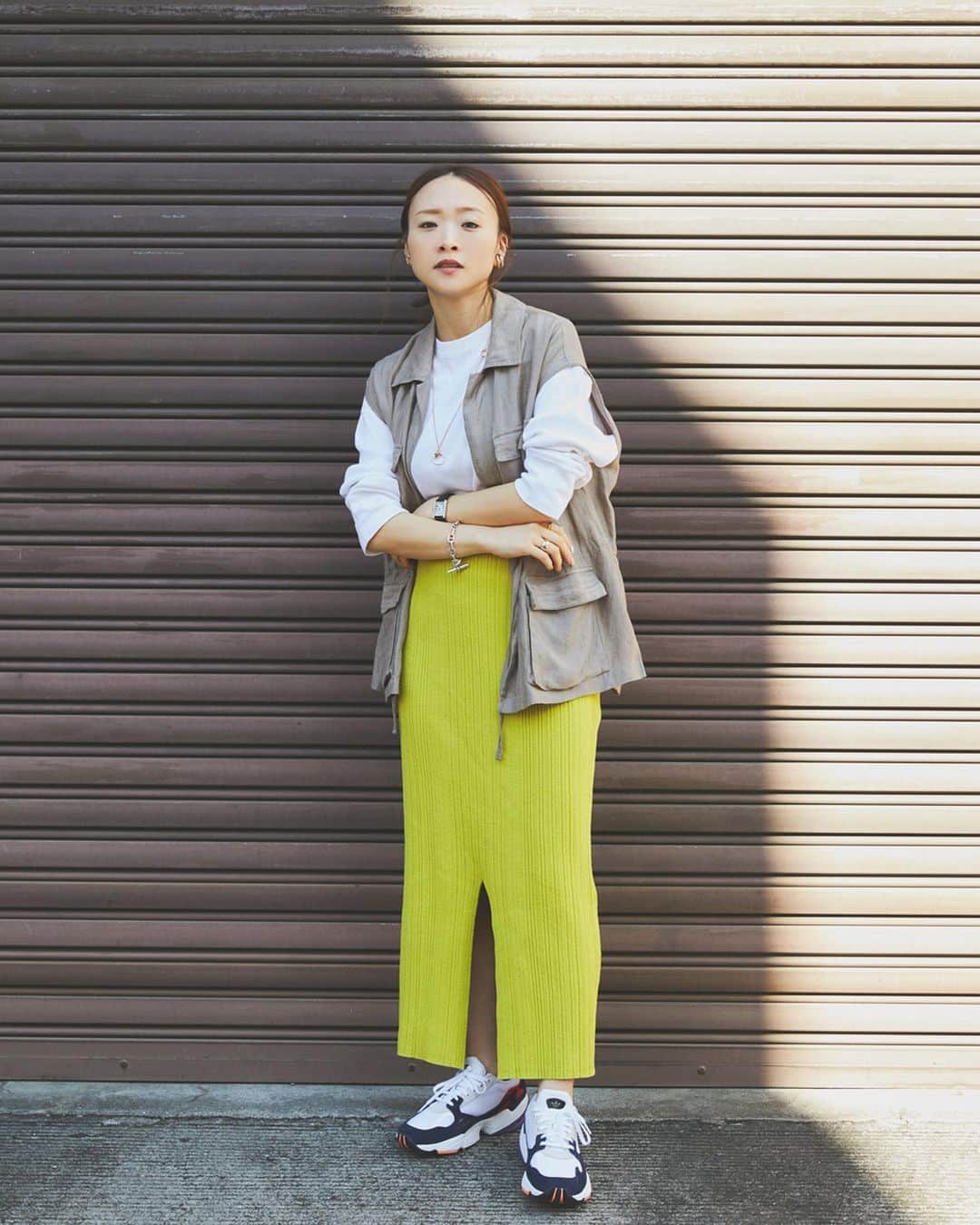 野尻美穂のインスタグラム：「adidas Originalsのスニーカーでコーディネート！ ファルコンのカラーリング、いつもは無色になりがちだからとっても新鮮で、軽いし履きやすいから最近よく履いてます😚スリークはシンプルで合わせやすい。ソールが高めなのも今っぽくて🙆‍♀️ 色んなスニーカー履けるのって新しいスタイル見つけられるから楽しい！ ストーリーズで沢山お問い合わせいただいていたスニーカーもこのファルコンです😗 履いてる物はABCマートのサイトで買えるよ🙂🔍 #abcmart #abcマート #adidasoriginals #アディダスオリジナルス #adidas #アディダス #FALCON #adidasSLEEK #ファルコン #アディダススリーク」