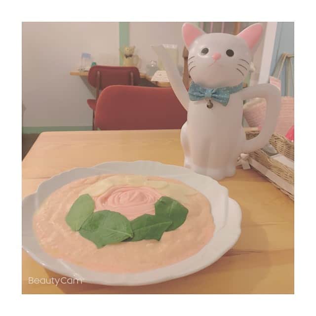 颯希さんのインスタグラム写真 - (颯希Instagram)「ずっと気になってたcafe tintに行ってきました◡̈⃝︎⋆︎ この薔薇のオムライスがどうしても食べてみたくて。。\♡︎/︎ お店も可愛いで溢れた空間だった! パフェのデザインもいっぱいあって写真見てたらどれも可愛くて迷ったんだけど大好きなチョコミントにしたよ💚 #カフェ#下北沢カフェ#下北沢#オムライス#オーダーメイドオムライス#バラ#パフェ#チョコミント#チョコミン党#かわいい#インスタ映え#セルフィー #カフェ巡り#カフェ好きな人と繋がりたい#cafetint #かわ育カフェ #cafe#sweet#food#instagood#instagram#japanesegirl#tokyocafe」2月21日 18時14分 - king.1222