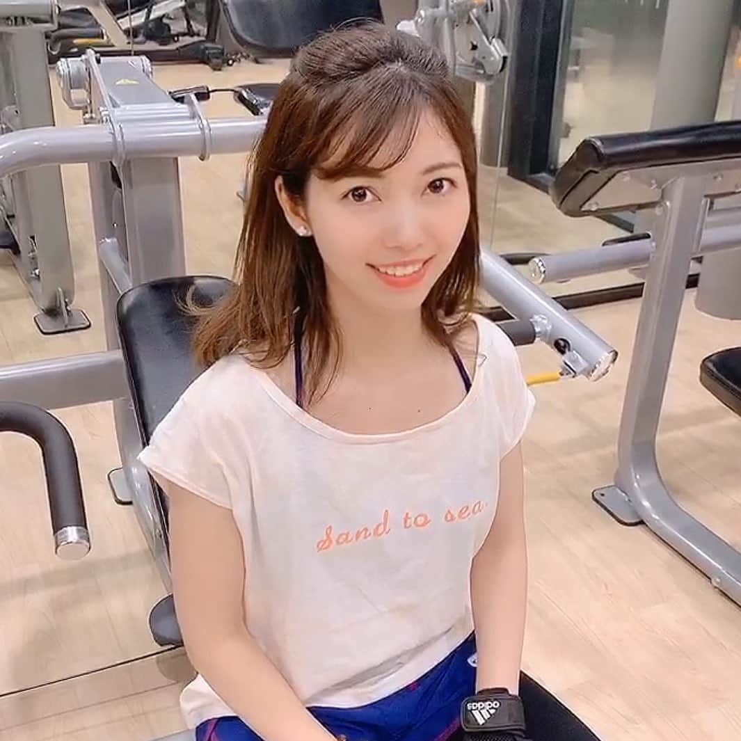川又智菜美のインスタグラム：「🎾💪﻿ ﻿ テニスのためにトレーニング💪﻿ ﻿ ちょっとでも重くて速い球が﻿ 打てるようになりたいなぁ😌✨﻿ ﻿ しっかりとストレッチやマッサージもして﻿ 身体をケアしていきたいです😆﻿ ﻿ #ちなみテニス #トレーニング女子 #筋トレ #筋トレ女子﻿ #トレーニングウェア #ジム #筋トレ初心者﻿ #テニス #テニス女子 #アナウンサー #セントフォース﻿ #川又智菜美 #強くなりたい #次の日見事に筋肉痛」