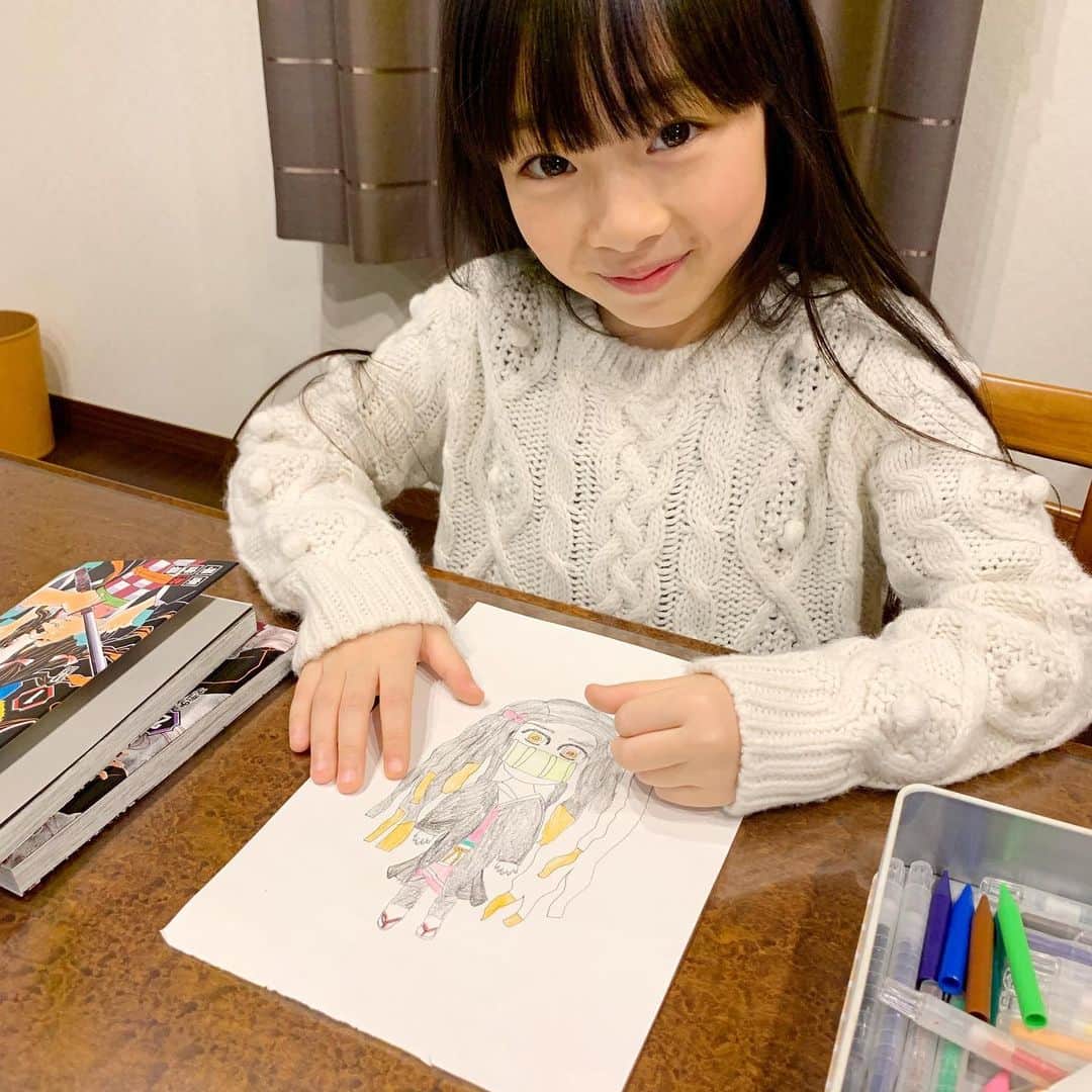 Akiのインスタグラム：「2/21 ・ 最近学校で流行っていて 娘も案の定 ・ 👧🏻「サキちゃんも見てみたい！」 ・ と言い出した漫画 ・ ・ 【鬼滅の刃】 ・ ・ 娘に漫画を買ったことがなくて 読めるかどうかもわからぬ状態 ・ とりあえず2巻まで購入したよね ・ ・ 👧🏻「読んだー！おもしろかったーー！！」 #まじか ・ しまいには 鬼滅の刃専用の本棚が欲しい とか言い出した← ・ ・ 漫画が読めるようになるなんて 成長したなぁ と感慨深くなると共に ・ これだけは直してほしいと 母ちゃん切に願う ・ ・ 娘がずっっっっと言い間違えている 鬼滅の【やえば】 ・ #八重歯 ・ ・ ・ ・」
