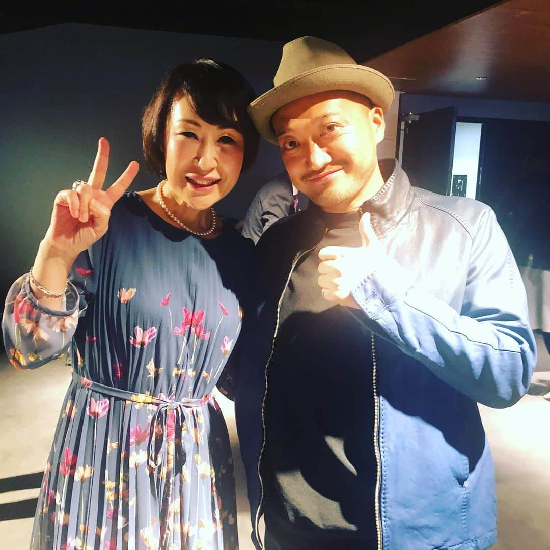 石原孝尚のインスタグラム：「成美さんの「人成塾」に行ってきました🌻  成美さんのお話も ゲストの朝原さんのお話もお聞きして スポーツに携わっている自分は、多くの人たちの感動に携われて、すごく幸せなんだなぁって実感できました。  どんなすごいアスリートも、一人の人間であり、生まれた時から強靭なメンタルを持っているわけではなく、乗り越えた大きさだけ強くなっていると、お話を聞いて、あらためて思いました。  成美さん、朝原さん  お会いできて嬉しかったです！  ありがとうございました😊  #人成塾  #小松成美  #朝原宣治」