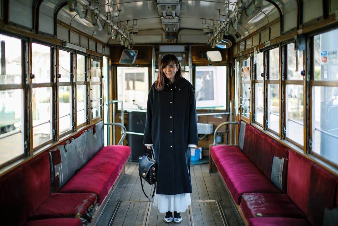 田中幸恵のインスタグラム：「____ . 🚃レトロな感じが🙆‍♀️ . . 今日は中学校最後の三者懇談。 卒業まであと3週間ですねって先生、終始涙目。  受験もあるけど、あと残りわすがな中学生活をめいっぱい楽しんで欲しいよ☺️ . スカートはプリーツのようで動いたら全くプリーツでない笑🤣 . coat▶︎ @_y_o_r_i_  skirt▶︎ @spickandspan_jp  shoes▶︎ @fabiorusconi_japan  bag▶︎ @zanellato_official  #yori_japan  #spickandspan  #fabiorusconi  #zanellato」