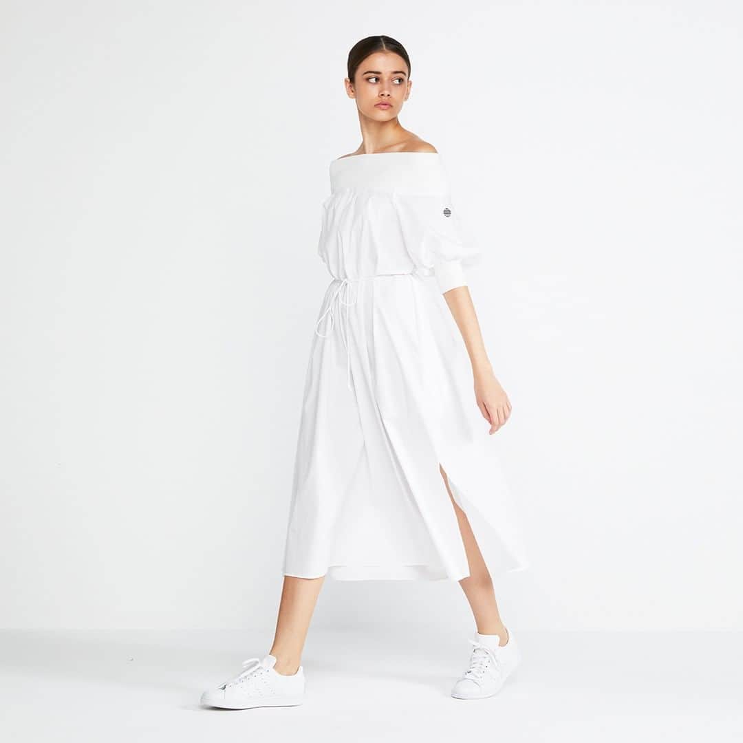 BORDERS at BALCONYさんのインスタグラム写真 - (BORDERS at BALCONYInstagram)「丈の長いコットンドレスは、⁠ 肌感を調節してすっきりした印象に。⁠ ウエストのロープでたっぷりギャザーをよせて、⁠ 贅沢に楽しんで！⁠ ⁠ ヘルシーな肌見せで、いち早く春気分を取り入れましょう！⁠ ⁠ ⁠ ⁠ OFF-SHOULDER DRESS / 52,000+tax⁠ ⁠ ⁠ ⁠ #newcollection  #instagood #musthave #fashionpoast #japanesefashion #newcollections ⁠ #bordersatbalcony #ボーダーズアットバルコニー #ボーダーズ #ボーダー #ボーダーコーデ #ボーダートップス #ボーダートップス #ボーダー好き #橫條紋 #stripes」2月21日 18時35分 - bordersatbalcony_official