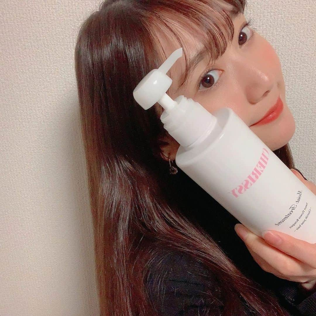 高井真菜さんのインスタグラム写真 - (高井真菜Instagram)「最近気分でシャンプー変えてて @cherissy_official のシャンプーはめっちゃ泡立ちが良くってすき . ローズマリーの香りが強くって ドライヤーしてる時にとふわわって香ってさらさらになる🌼 おすすめです:) . . #cherissy#シャンプー#shampoo#pr #supported」2月21日 18時35分 - mana_takai