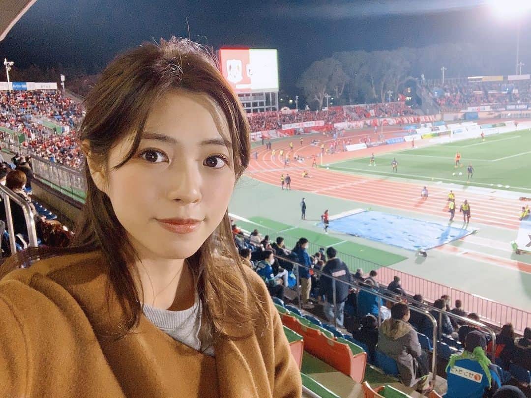 わちみなみのインスタグラム：「#Jリーグ開幕 いよいよ😍✨ すっごい楽しみ！！ 今日もわくわく観ようと思います！✨ 湘南のスタジアム、ピッチと距離ちかくて観るのたのしい☺️☺️ #浦和レッズ #湘南ベルマーレ #金J」