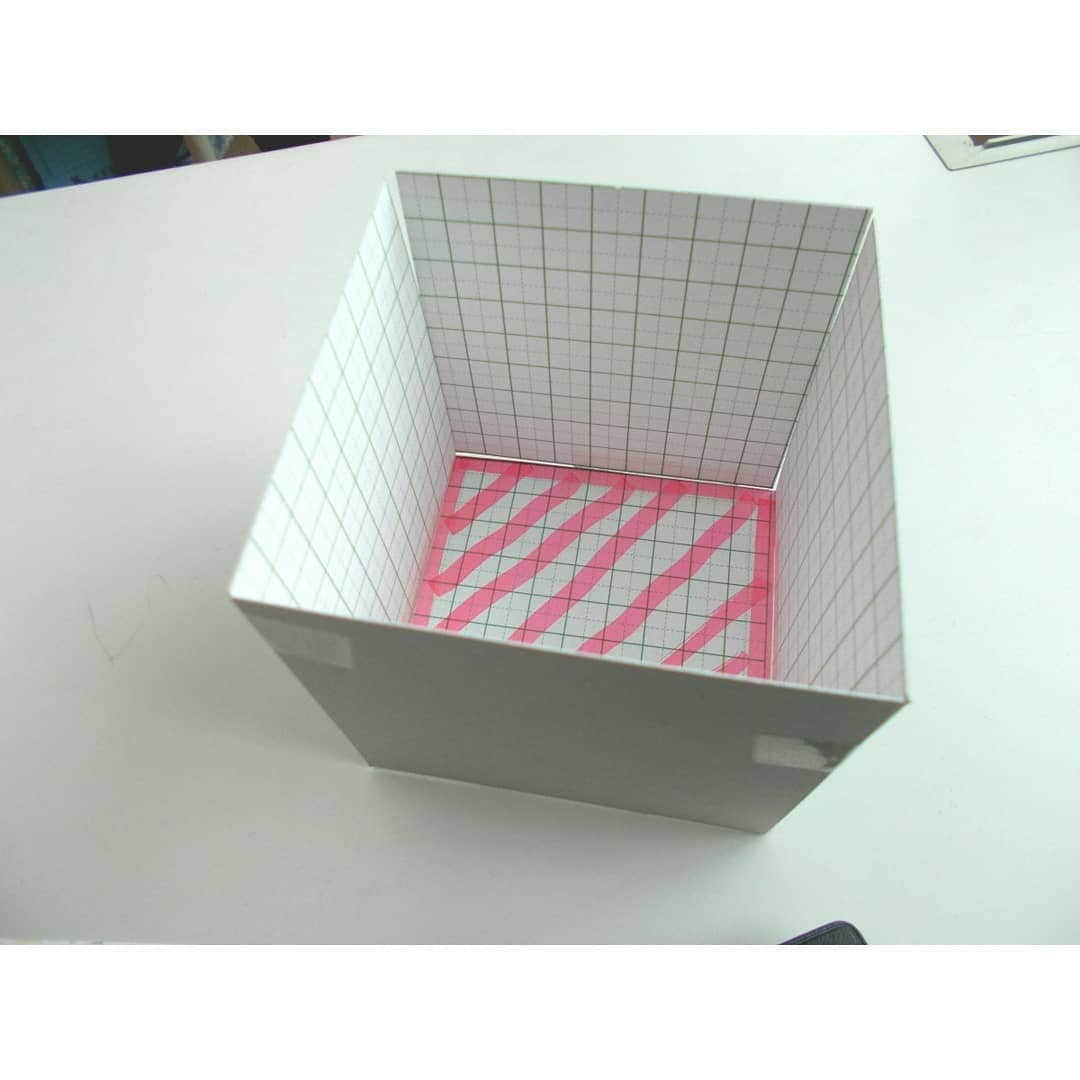 授業準備ならフォレスタネットさんのインスタグラム写真 授業準備ならフォレスタネットinstagram ４年 直方体と立方体 ふたのない箱の 展開図から ふたのない箱の展開図を考える ふたのない箱を見せました 図１ ５つの正方形 面 によって作られています