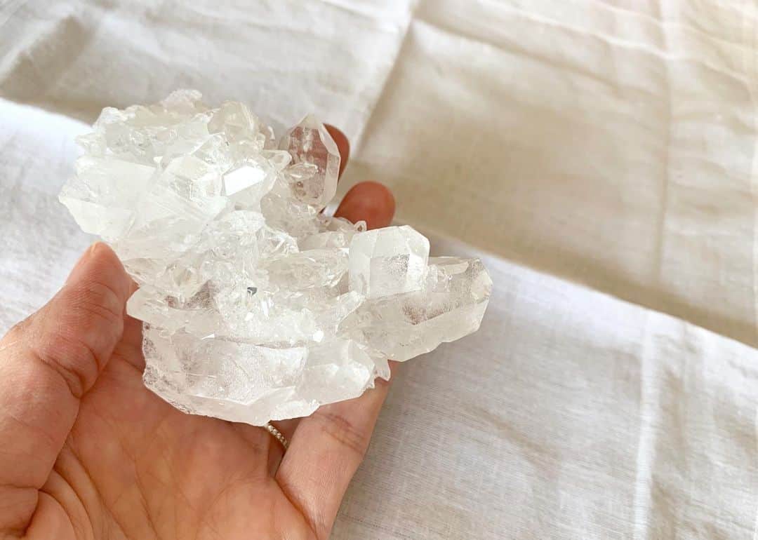 のインスタグラム：「いいかたちのクリスタル✨  光にあたるとキラキラで嬉しい。  大切なジュエリーたちをよろしく💎💍✨ ・ ・ #クリスタル#天然石 #jewelry#浄化#Powercharge」
