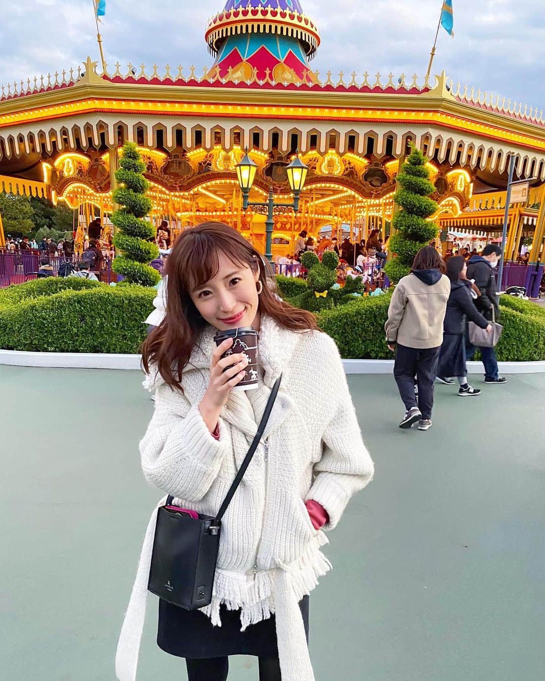 小林真由のインスタグラム：「⋆﻿ ⋆﻿ 子供とコミュニケーションが取れるようになって﻿ 楽になったのと同時に﻿ 更に動き回るようになりへとへとな私です🥺🌼 嬉しい成長！ ﻿ 本当は色々なところに遊びに連れて行きたいけど﻿ ウィルスが落ち着くまでは﻿我慢かなぁ🙈 写真は年末のディズニー🎠﻿ ﻿ outer: #elendeek (去年の)﻿ skirt: #ysl﻿ bag: #lanvinenbleu ﻿  #ファッション #コーデ #ママコーデ #ディズニー #子連れディズニー #ディズニーランド #東京ディズニーランド　﻿ #ママライフ #コーディネート #エレンディーク #サンローラン #ランバンオンブルー #coordinate #fashion  #saintlaurent」