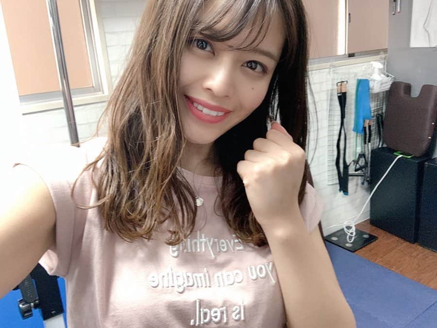 のインスタグラム：「今週も行ってきました♡ “好きな物を食べながら痩せられる”パーソナル HARADASAN(腹出さん)💓 . 整体の免許も持ってるトレーナーさんなので 今回も歪んだ身体をたっぷり時間をかけて 骨盤矯正してもらってきました🌟 . 誤った姿勢で長年生活していたからか 前回はすんごい痛くて叫んでたんやけど（笑） 今回はだいぶ痛みを感じなくなってて 良くなってきているのを実感できました！ . その後、正しい姿勢でのランジを教えてもらったんやけど 自重で２０回やっただけなのにふらふらになるくらい お尻の筋肉使えてて、驚きました😳😳 . どうしても自分のやりやすいように身体が動いてしまうから 本来効かせたい場所に効かなくて むしろもっと太くなっちゃったり、 身体を痛めちゃったりするみたい😭😭 自分の身体に合った正しいフォームを意識することで やっと理想の身体を目指せるんやって😳💓 . 来月、原田さんの美姿勢＆食事セミナーがあるそうで🌟 私もなんとかして参加しようと調整中、、笑 通い始める前のカウンセリングの時に かなり詳しく指導して頂いたけど、 まだまだ聞きたいこと沢山で😳💓 痩せたいのになかなか痩せられない人にはおすすめかも！ まだ申込できます♡ . 体験も、3月いっぱいなら半額の2500円❣️ 気になる方はDMください📩♡ この前ゆめのインスタ見てお友達が行ってくれてた💓 . #パーソナルトレーニング#骨盤矯正#整体#パーソナル #姿勢改善#XO脚#下半身痩せ#正しい姿勢」