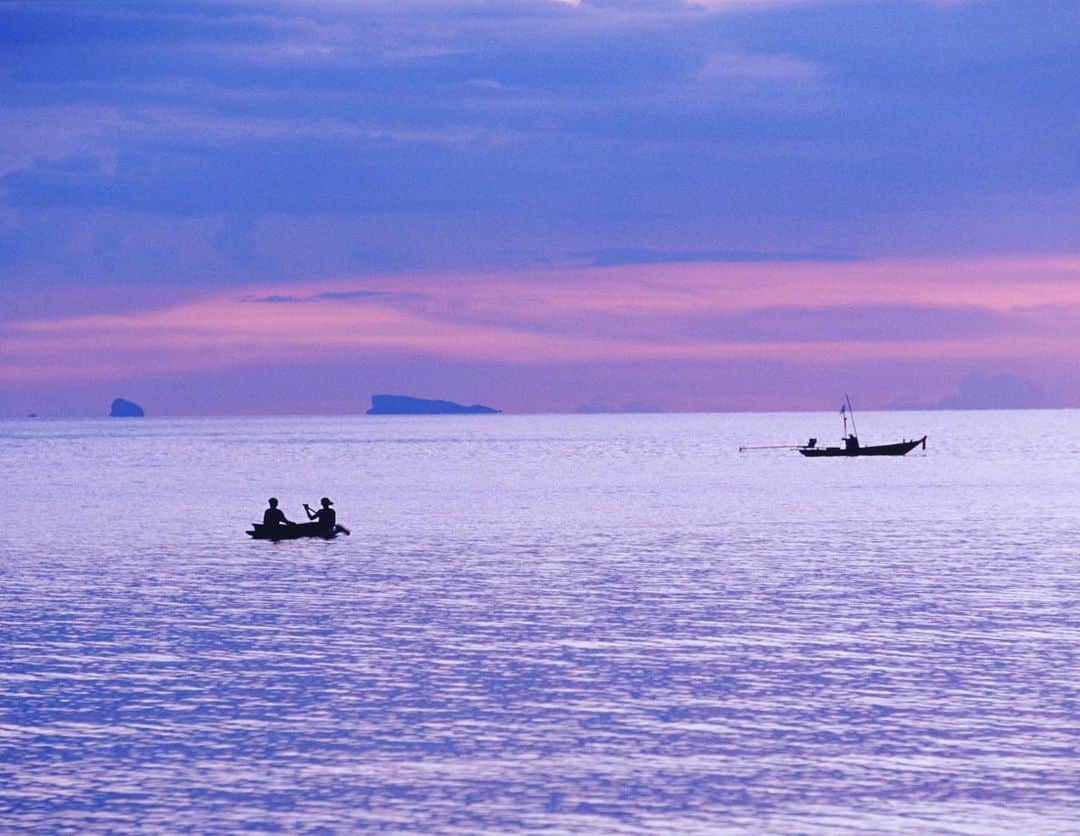 タイ国政府観光庁さんのインスタグラム写真 - (タイ国政府観光庁Instagram)「・﻿ ＼✨今週も1週間お疲れ様でした✨／﻿ ﻿ パガン島から美しい空色の写真をお届け📸﻿ ﻿ タイでは夕日を望むことのできるビーチがたくさん⛵️💛﻿ ﻿ サンセットの後のマジックアワーには、紫のグラデーションが美しい空を見られることも💗﻿ ﻿ 皆さま、よい週末を☺️﻿ ﻿ #お疲れ様でした #タイ #パガン島 #タイビーチ #タイリゾート #リゾート #海外リゾート #ファインダー越しの私の世界 #写真好きな人と繋がりたい #ダレカニミセタイソラ #ゆうやけこやけ部 #こんなタイ知らなかった #もっと知りタイ #旅好きな人と繋がりたい #旅行好きな人と繋がりたい #海外旅行 #thailand #KoPhangan #kohsamui #thairesort #amazingthailand #thailandtravel #thailandtrip #thai #thaistagram #lovethailand #sunset #genic_thailand」2月21日 18時42分 - amazingthailandjp