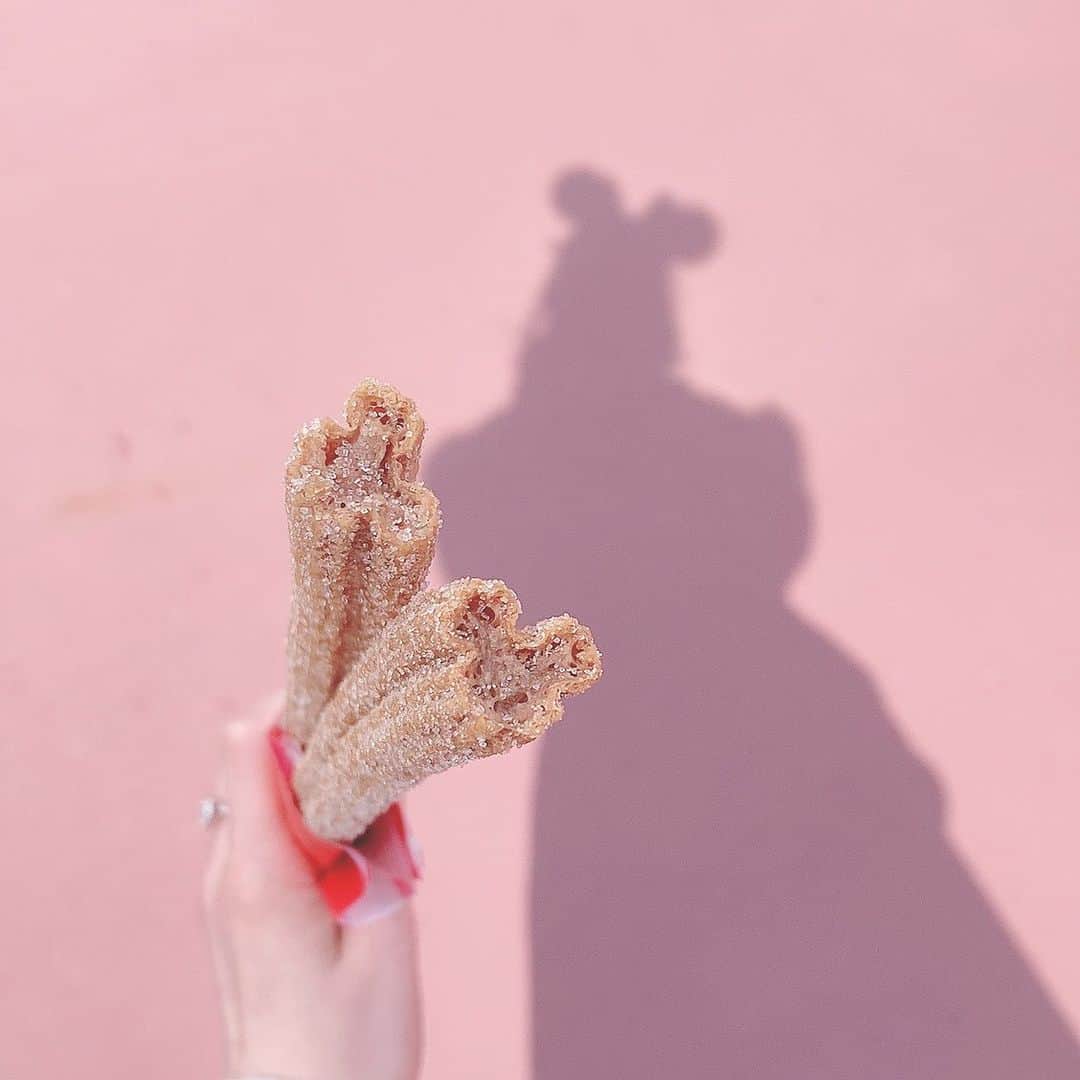 のインスタグラム：「. まだディズニーの投稿するやつ💁🏼‍♂️ . この写真かわいすぎやん？🥺 . ディズニーのチュロスって なんでこんな美味しいん？？ チュロス1万円企画しよかな？？(余裕?) . . . #ディズニー #ディズニーコーデ #チュロス #1万円企画」