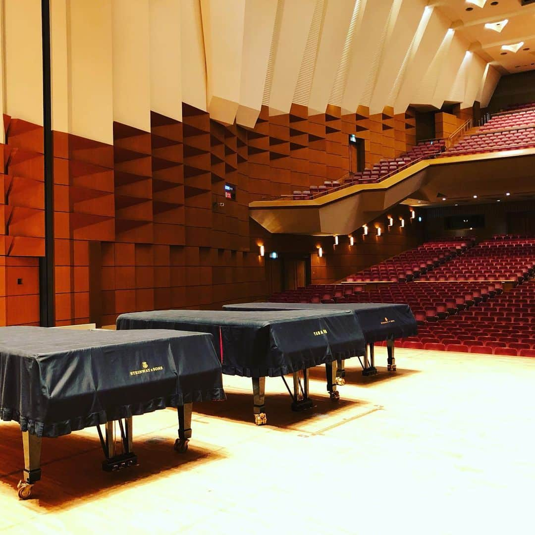 金子三勇士さんのインスタグラム写真 - (金子三勇士Instagram)「Preparing for the triple-piano-concert  #文京シビックホール #東京 #文京区 #コンサート #3台ピアノコンサート #3台ピアノ #スペシャル企画 #完売御礼 #夜クラシック #ピアニスト #ピアノコンサート #中野翔太 #阪田知樹 #金子三勇士 @japanarts_corp #BunkyoCivicHall #Tokyo #threepianos #triplepiano #concert #piano #pianist #ShotaNakano #TomokiSakata #MiyujiKaneko」2月21日 18時45分 - miyujikaneko_official