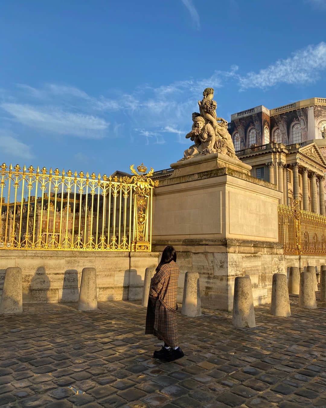 山尾梨奈さんのインスタグラム写真 - (山尾梨奈Instagram)「🏇 パリから移動してヴェルサイユ宮殿へ. . キラキラで豪華で大きくて繊細 一日中見てても飽きないと思います 像なんか、最初本当に服を着てると思ったくらい 生地の質感がリアルで感動しました. . 4枚目は天井。 生活の中で天井を見上げることあんま無いけど ヴェルサイユ宮殿の天井は本当にすごくて 一生分見上げてた気がします... . . #ヨーロッパ #フランス #フランス旅行 #ヴェルサイユ #ヴェルサイユ宮殿 #ルイ14世」2月21日 18時57分 - yamarina_1210