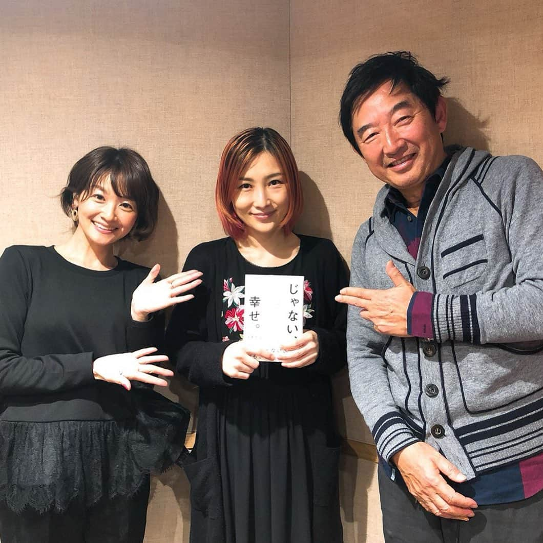 武藤乃子さんのインスタグラム写真 - (武藤乃子Instagram)「📻 JFNネット「石田純一のNo socks J life」  ゲストは2回目の登場、作家でブロガーの、はあちゅうさんです。 前回のご出演は4年ちょっと前でしたが、この間に、はあちゅうさんは事実婚を選択し、ママにもなられました。  世間の目や固定観念に捉われない、はあちゅうさんの生き方は、同じ女性としてもカッコいいな〜と思います。  放送エリアの皆さま、ぜひ。  #jfn #ラジオパーソナリティー #ラジオ番組 #ラジオ収録 #ラジオ #石田純一 #アナウンサー #フリーアナウンサー #デュアルライフ #デュアルライフアナウンサー #はあちゅう  群馬(月)11:30～ 栃木(日)19:30～ 山形(金)13:30～ 新潟(水)11:30～ 岐阜(日)9:00～ 福井(月)5:00～ 山陰(日)9:00～ 広島(日)8:00～ 熊本(土)9:00～ 宮崎(土)11:30～」2月21日 18時54分 - muto_noriko.11