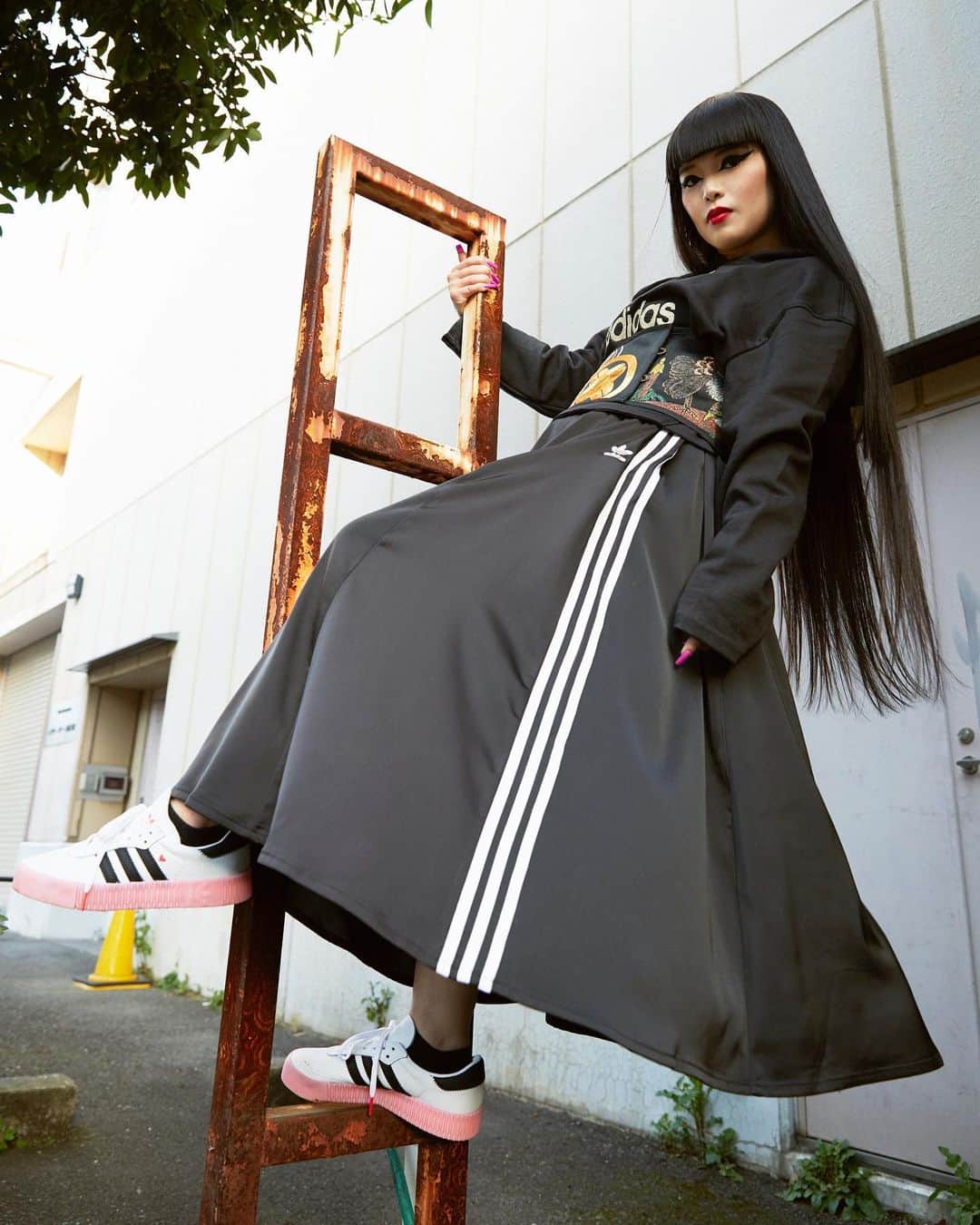 森山穂乃香のインスタグラム：「アディダスとお仕事。 私服でも踊るときでも常に身近にいる存在。 ABCマートのサイトでチェックしてね👟✨✨✨ @abc_mart_japan @adidasoriginals  なぜ。私は踊るのであろう。 心にある自分の生み出すアートを世界中に発信し、 物語のページを増やしていく。 日々の積み重ねは裏切らない。未来＝今。笑顔、涙。 季節があるように変化を楽しみながら、成長していくこと。どんな経験でも全てポジティブに変えられるから！ 体に刻み込まれたものは 国境を越えていくの。 パワー溢れる女性でいたい。 今日も全力で生きる。  #abcmart #abcマート #adidasoriginals #アディダスオリジナルス #adidas #アディダス #STANSMITH #SAMBAROSE #スタンスミス #サンバローズ #HonokaMoriyama」