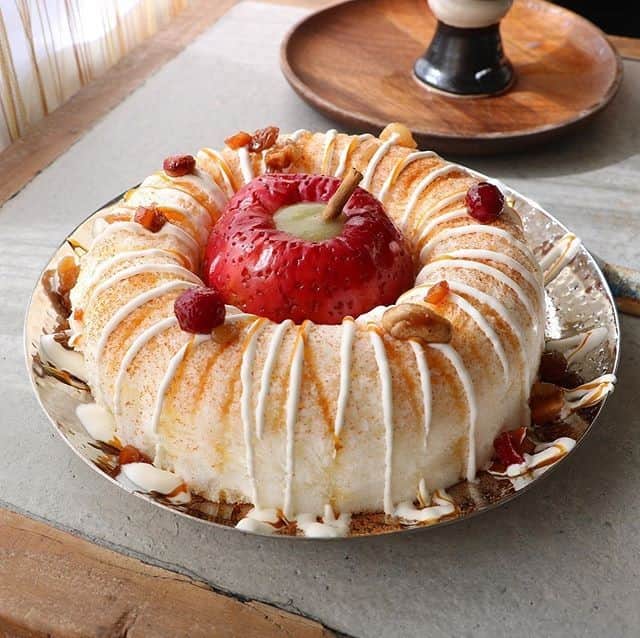 のインスタグラム：「.⠀ 【#uwasa_東京】⠀ 2019年7月オープンしたカキ氷メインのカフェ「喫茶ベレー」をご紹介💁✨⠀ 2012年笹塚にオープンしたカキ氷専門店「ニッコリーナ」の店主さんが開業したお店なんだとか😲🎶⠀ お写真は、見た目もキレイな「焼きりんごリング」です⠀ 熱々の焼きリンゴの中にはブラムリーのソースが仕込んであります🍎💕⠀ 閉店時間が日によって異なるので公式Instagramを要チェック😁❕⠀ ＊⠀ 喫茶ベレー👉(@velley_velley)⠀ ＊⠀ ↓素敵なアカウントはこちら⠀ [photo by:@sweets.man]⠀ ＊⠀ <<✏️=========================>>⠀ グルメに関する素敵なお写真を⠀ 厳選してご紹介しています📷🌈⠀ 【 @uwasa_gourmet 】 or 【 #uwasa 】⠀ をタグ付けであなたの投稿が⠀ Instagramや記事で紹介されちゃうかも👀🎉⠀ 皆さんの素敵なご投稿お待ちしています🌸⠀ <<=========================🔎>>⠀ ＊⠀ #東京 #tokyo #戸越銀座 #東京カフェ #cafe #カフェ #カフェ部 #カフェ巡り #喫茶 #りんご #アップル #apple #焼きリンゴ #スイーツ #sweets #かき氷 #おやつ #おやつタイム #美味しい #yummy #芸術 #art #デザート #ランチ #ランチタイム #lunch #お洒落 #カフェ好き」