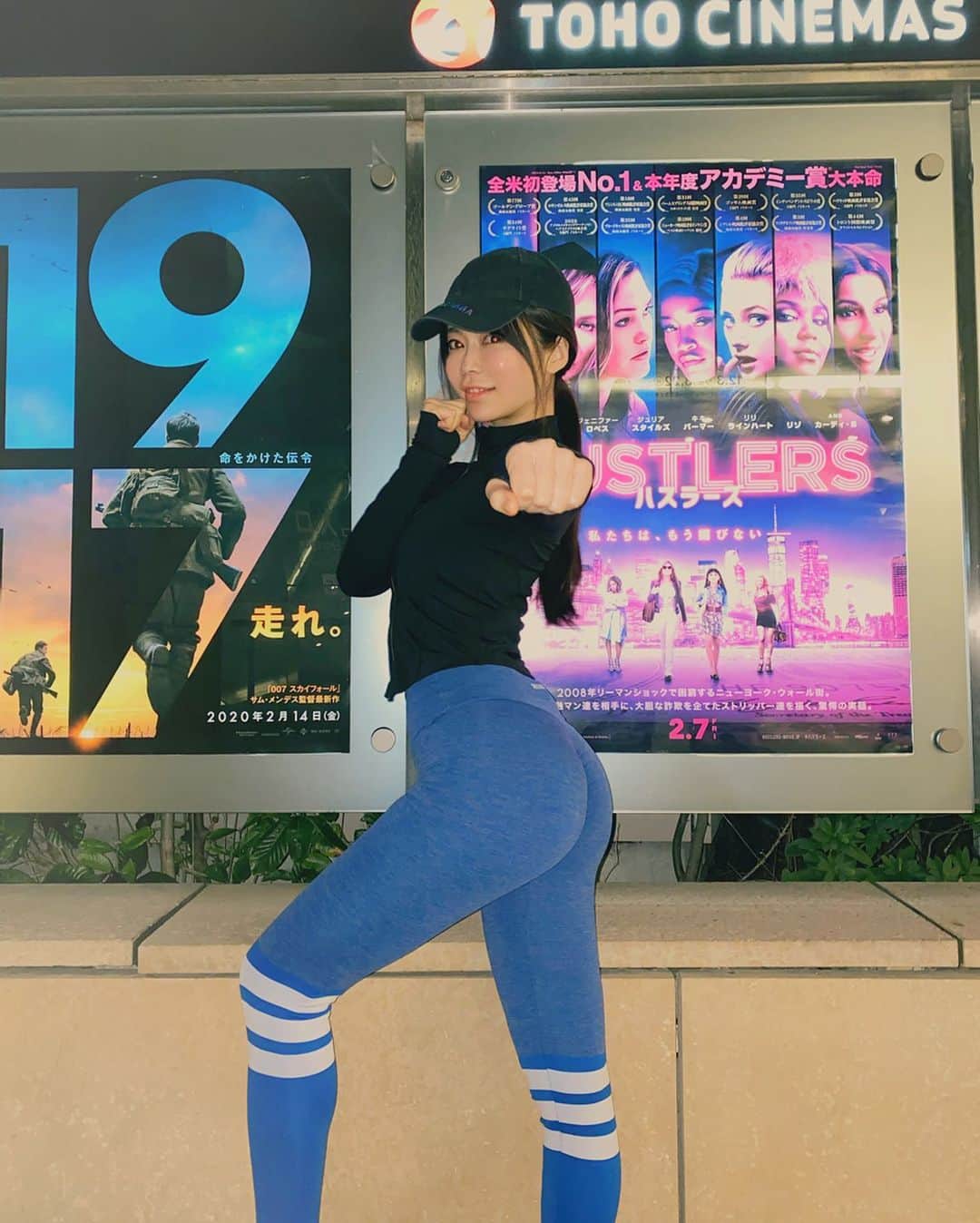 渋谷ゆりのインスタグラム：「私がアンバサダーを務めているb-monsterがコラボ中の映画【ハスラーズ】を見に行ったよ💞 b-monsterでは、主演のジェニファー・ロペスさんを筆頭に、映画で使われている音楽で暗闇ボクシングのプログラムを作ってるんだって🥊💞3/15までやってるから、私もb-monster版『hustlers』行ってきます✨ビーモン通ってる方は、私を見つけたらぜひ声かけてね…☺️💞笑 ↓コラボの詳細はこちら↓  https://www.b-monster.jp/news/detail?news=153  I watched  @hustlersmovie :)) 我去看電影了～!! #bmonster #b_monster #b_monsterFiNCアンバサダー #ハスラーズ #FiNC #FiNCアンバサダー #hustlers #映画 #六本木　#roppongi #筋トレ女子 #筋トレ #ボクシング #ダイエット #六本木ヒルズ #映画 #電影 #健身房 #ビーモン #ビーモンスター」