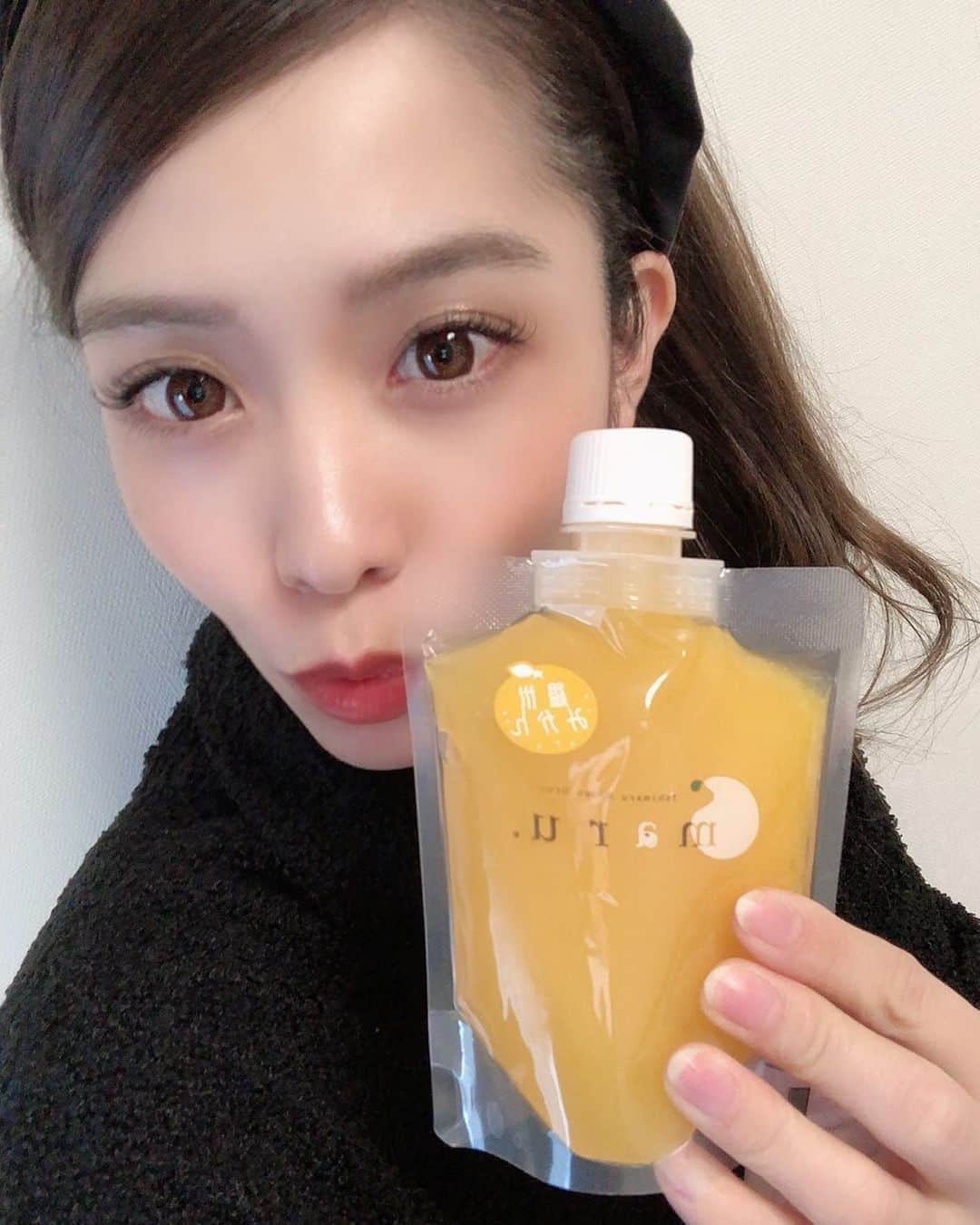 浦田麻緖さんのインスタグラム写真 - (浦田麻緖Instagram)「撮影現場で愛媛出身のスタッフさんに教えてもらった、みかんゼリー🍊 ちゅーちゅーできるゼリー🍊 美味しい〜🙆‍♀️ #愛媛　#お土産　#みかんゼリー #ちゅーちゅー　#飲むゼリー #愛媛みかん　#美味しい　#maru #石丸農園」2月21日 19時03分 - mao.urata