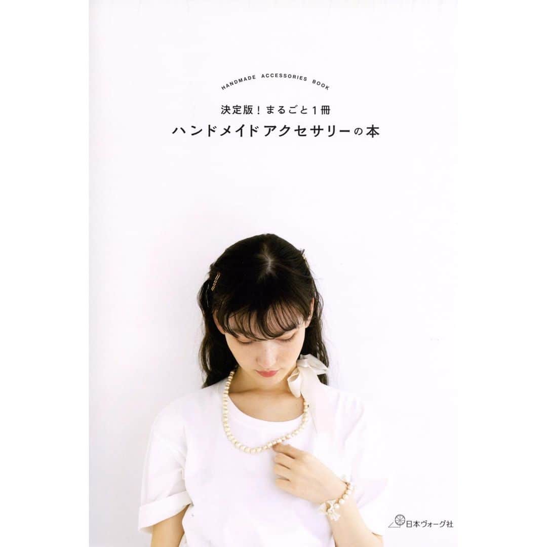 のインスタグラム：「. 日本ヴォーグ社『ハンドメイドアクセサリーの本』 . Photo : #白井由香里 Stylist : @kaotoharu  H&M : @yukioike . #ハンドメイド #雑貨 #gunns #gunnsmodel #uvレジン」