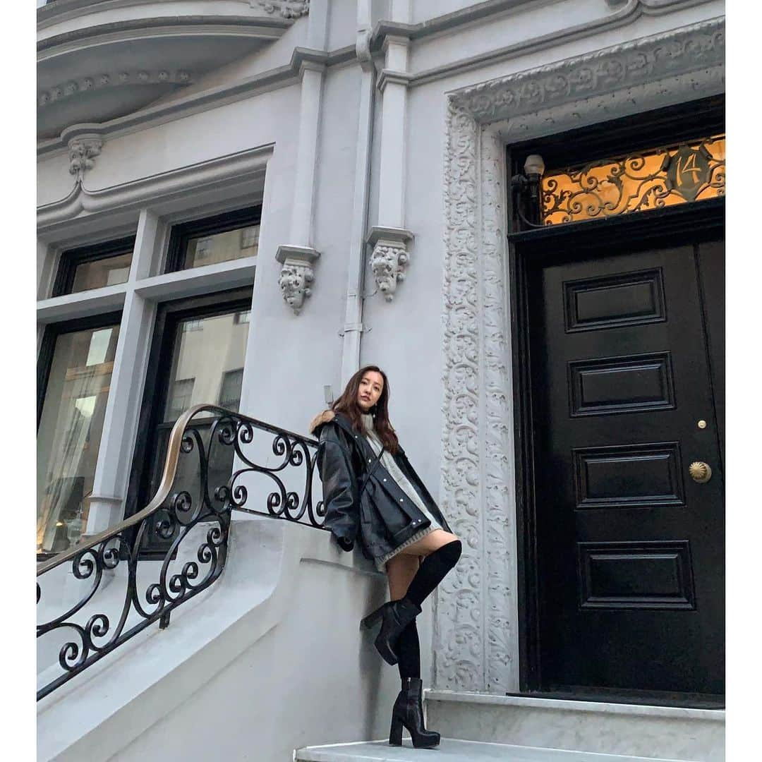 板野友美さんのインスタグラム写真 - (板野友美Instagram)「👗👠 #leatherjacket @_irene__official_  #knit  @_irene__official_  #boots @prada  #bag @dior  #NewYork  #ootd  ご質問にたくさんあったのですが 写真は向こうの友達が撮ってくれたよ🗽 1人の時は写真全然撮れてないので 写真があるのは全部このコーデなの😣。笑 #友Style」2月21日 19時14分 - tomo.i_0703