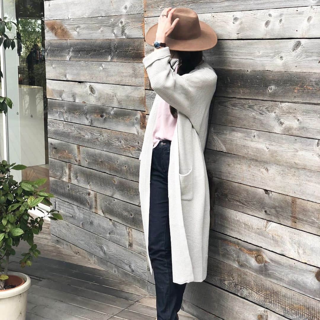 asuka0119のインスタグラム：「2020.2.21, . 大好きな @fifth_store の#ライトニットマキシガウン  今回はgrayのM . グレー×ピンクって好き 中のニットも#fifth  #シルキータッチvネックニット  のダスティーピンク . 差し色をブラウンにして #カジュアル に(ت) .  #ママコーデ #ファッション通販 #プチプラ通販 #プチプラコーデ #プチプラ#高身長コーデ #アラフォー#アラフォーコーデ #カジュアル#大人カジュアル #ニット#fifth#fifthtl #フィフス  #コート#ガウンコート #ガウン#春コーデ#ootd #outfit #fifthtl #フィフス」
