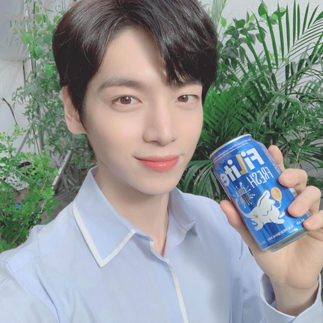 IN2ITさんのインスタグラム写真 - (IN2ITInstagram)「불금엔 #필라이트 와 함께~🍻🐘 ㅤㅤ  ㅤㅤ  #in2it #hyunuk #filite #fresh  #인투잇 #현욱 #필라이트 #후레쉬」2月21日 19時14分 - official_in2it