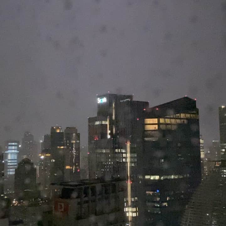 湯浅洋のインスタグラム：「ジャカルタ雨季の為夜は毎日のように雨が降ります。 #雨季 #rainyseason」