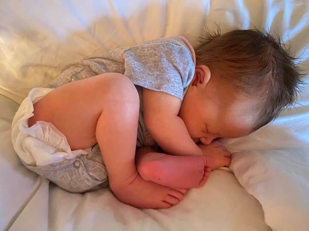 ミラ・ジョヴォヴィッチのインスタグラム：「Back in the womb #osianlarkelliot #prenatal」