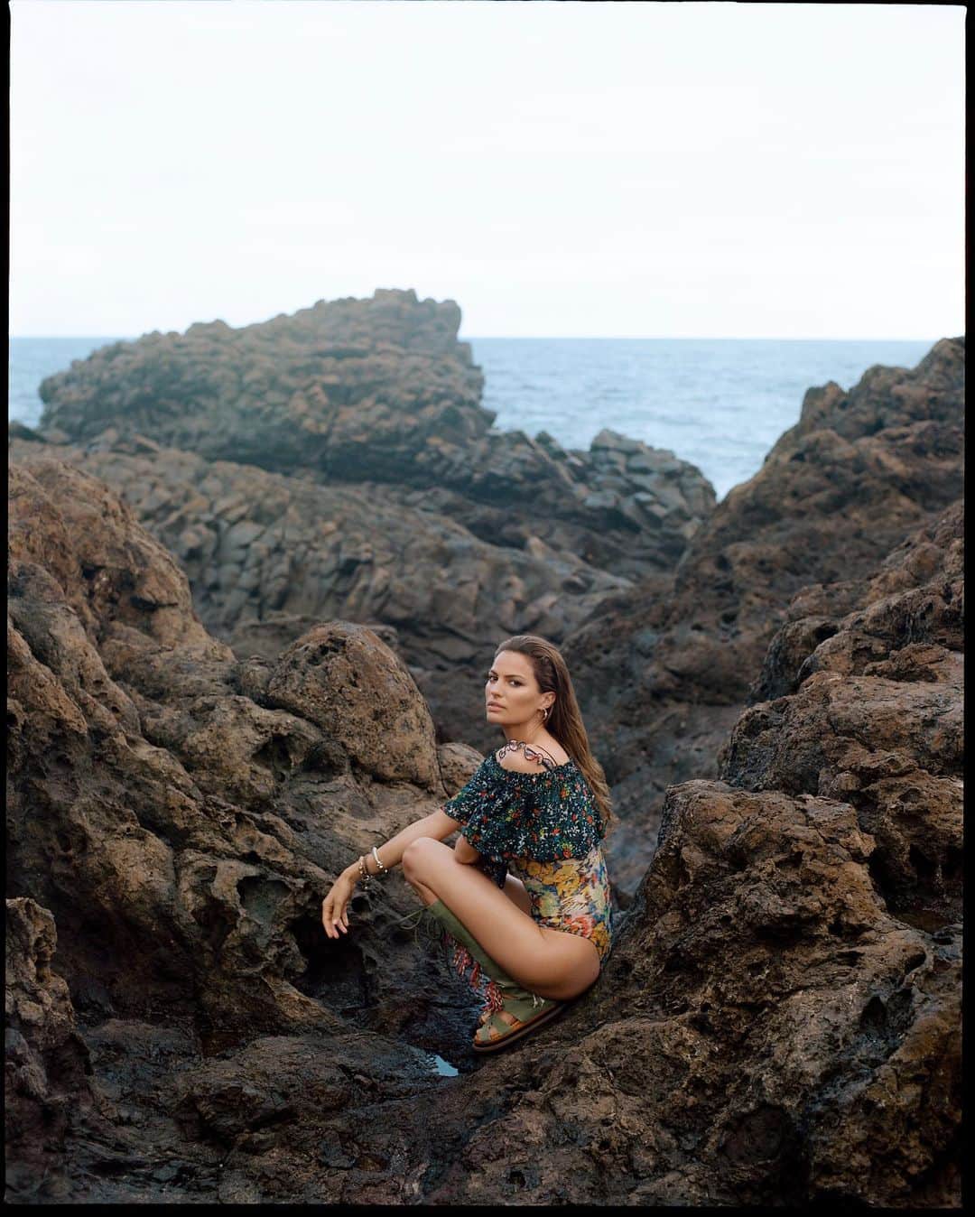 キャメロン・ラッセルのインスタグラム：「got to collaborate with @ellefr on a 90 page portfolio, which is space to do SO MUCH. In this case - celebrate and spend time with wonderful young photographer @emmanuelsmonsalve who is just beginning, but whose talent and care is apparent in every shot, taken thoughtfully in just a few frames on film 🎞  STYLE @hortensemanga HAIR @sebastienbascle MAKEUP @lilichoimakeup CREATIVE CONSULTANT@ha.w.a PRODUCTION @soljonasmackinlay @tarifaproductions @javier_galdon @CesárAugustoRodriguezConcep」