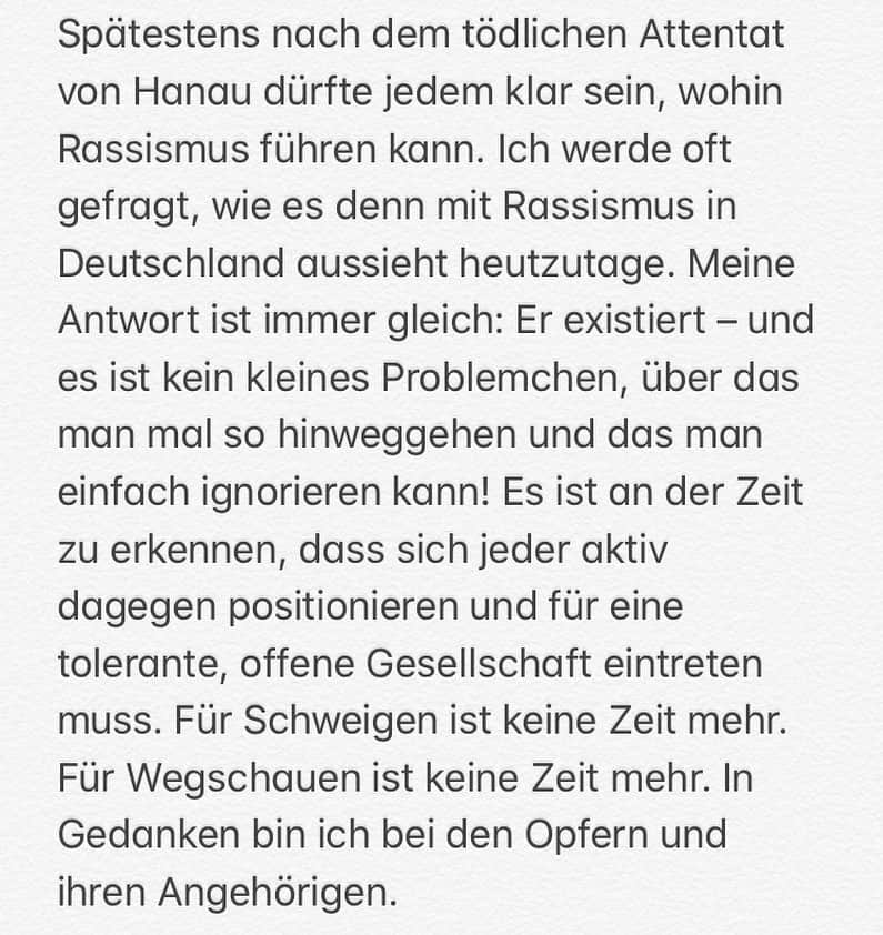 ゲーラルド・アサモアのインスタグラム：「Für Schweigen ist keine Zeit mehr. Für Wegschauen ist keine Zeit mehr. #saynotoracism」